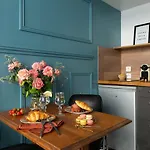 Artisan Lofts Near Marais * Parigi